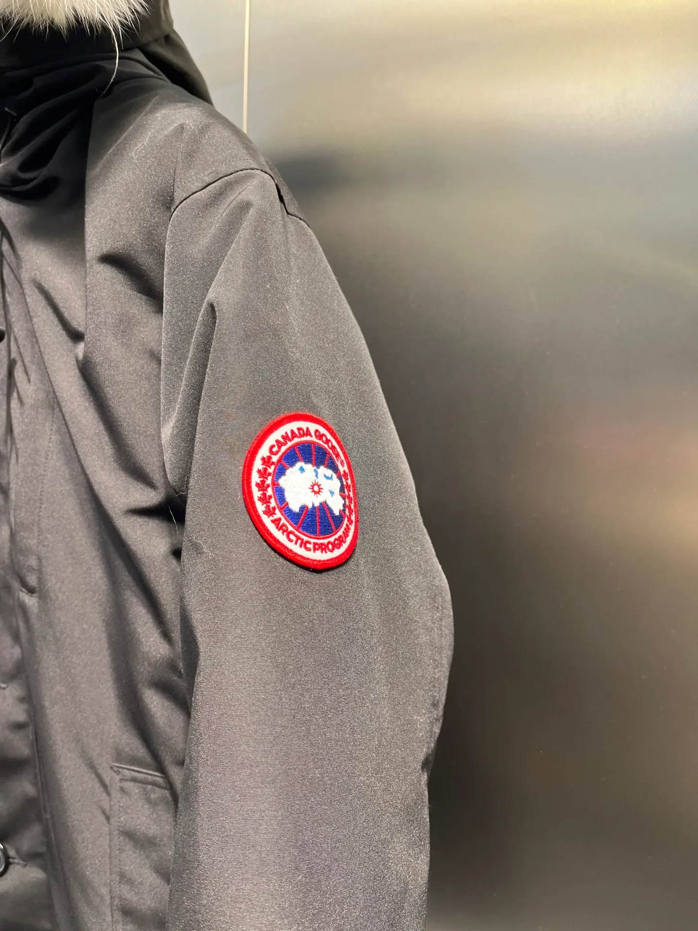 P860 Canada Goose model 06, the same model as the famous star, men's and women's models, with cold-proof flannel on the collar, which is close to the head and neck, comfortable and warm! The fabric is made of high-density nano-level waterproof fabric, which is windproof and wear-resistant and has a certain thickness! Seamless threaded cuffs! Avoid hard knots! It doesn’t matter how low the temperature is this winter, one piece is enough. I’ll give you the wind and temperature! Contains pure duck down, sufficient quantity, unique fashion design + waterproof craft fabric + big brand YKK double zipper pullers, real photos, upright style quality, regardless of the external standard and the internal content, you can feel free to compare it with the softer, easier to wrinkle and lighter version on the market!  size：s-xxl